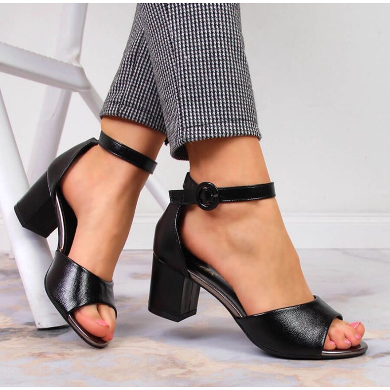 Black sandals on the Vinceza W JAN96A post 2