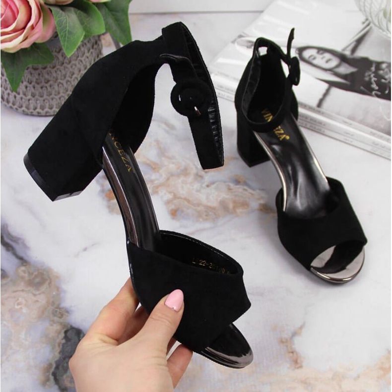 Black sandals on the Vinceza W JAN96B post 1