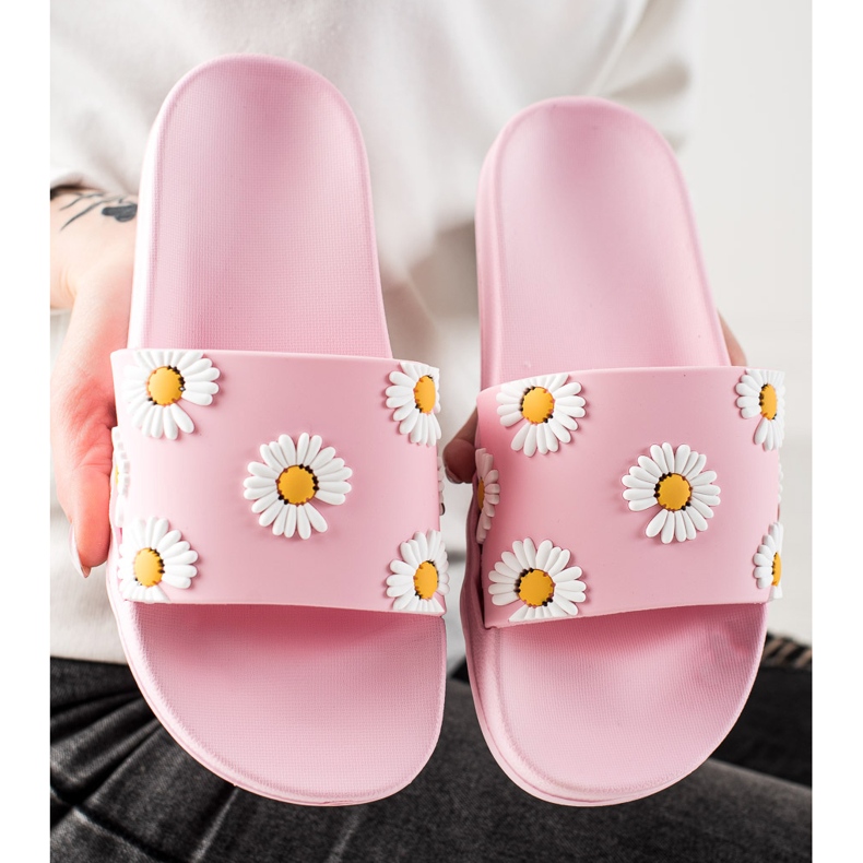 TRENDI Pink Slippers With Daisies 1 TRENDI Pink Slippers With Daisies 1