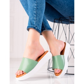 Encor Green flip-flops on the platform 1