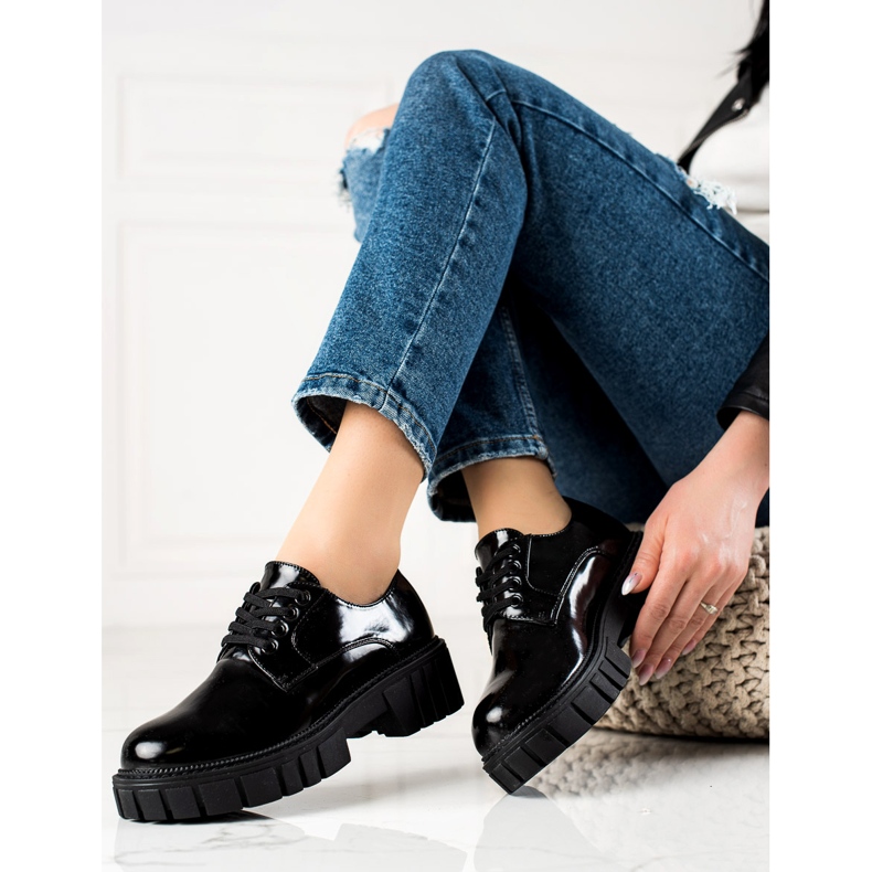 Black shoes on the La.Fi platform 1