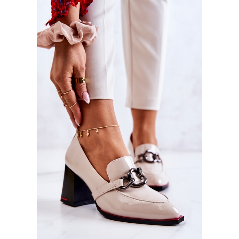 S.Barski Elegant pumps on a beige Callim pillar 1