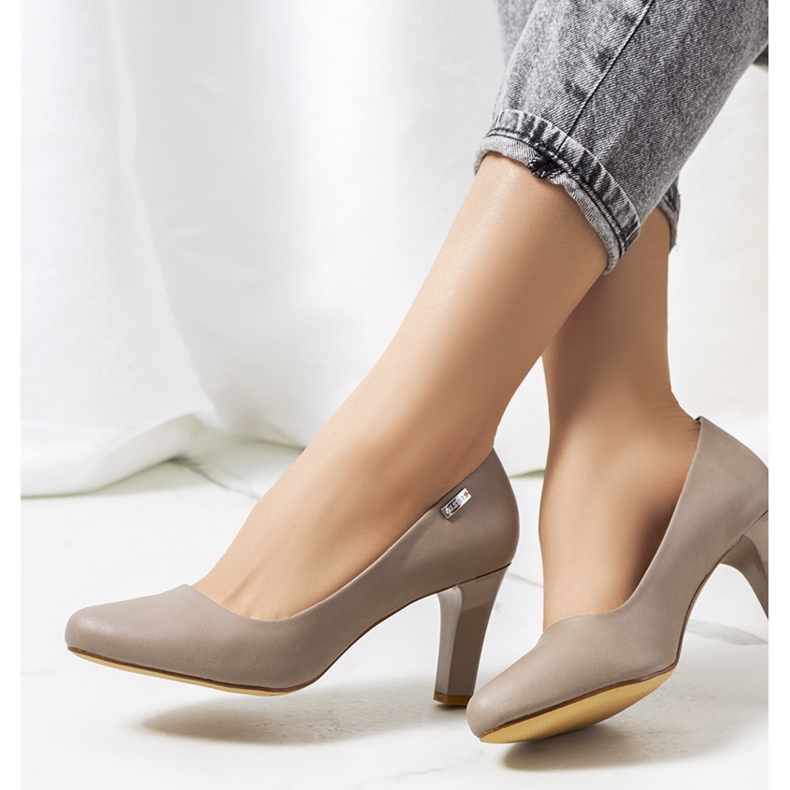 Beige pumps on a Giessen heel 1