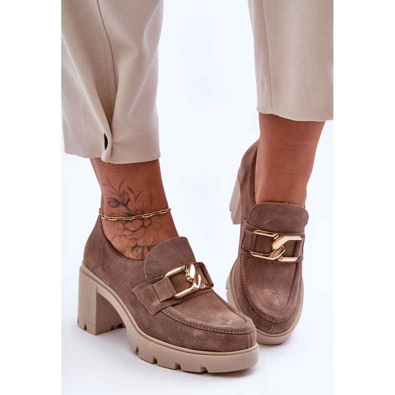 Elegant shoes on a pillar with a golden decoration, beige Harmell 1 Elegant shoes on a pillar with a golden decoration, beige Harmell 1