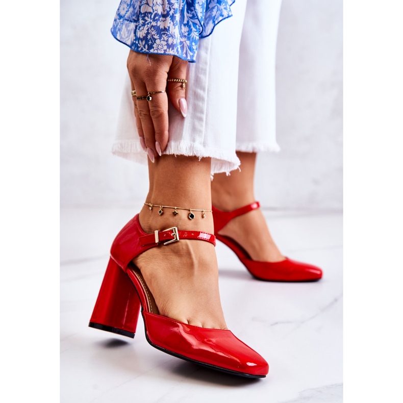 PG1 Fashionable Lacquered Pumps On A Red Maoris Bar 1