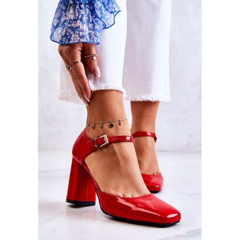 PG1 Fashionable Lacquered Pumps On A Red Maoris Bar 2