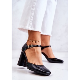 PG1 Fashionable Lacquered Pumps On A Black Maoris Bar 2