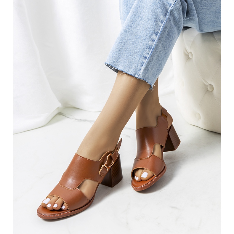 Brown sandals on the Lamia post 1