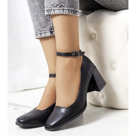 Black pumps with a Prinse strap 1