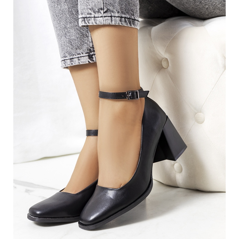 Black pumps with a Prinse strap 1
