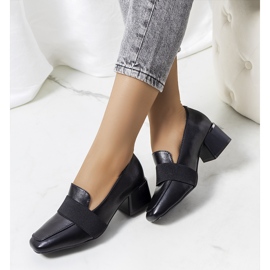 Black brogues on the Thoma post 1