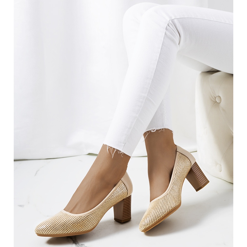 Beige openwork Pelders pumps golden 1