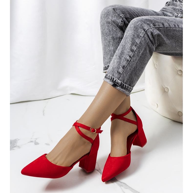 Red pumps on the low post of Florina 1