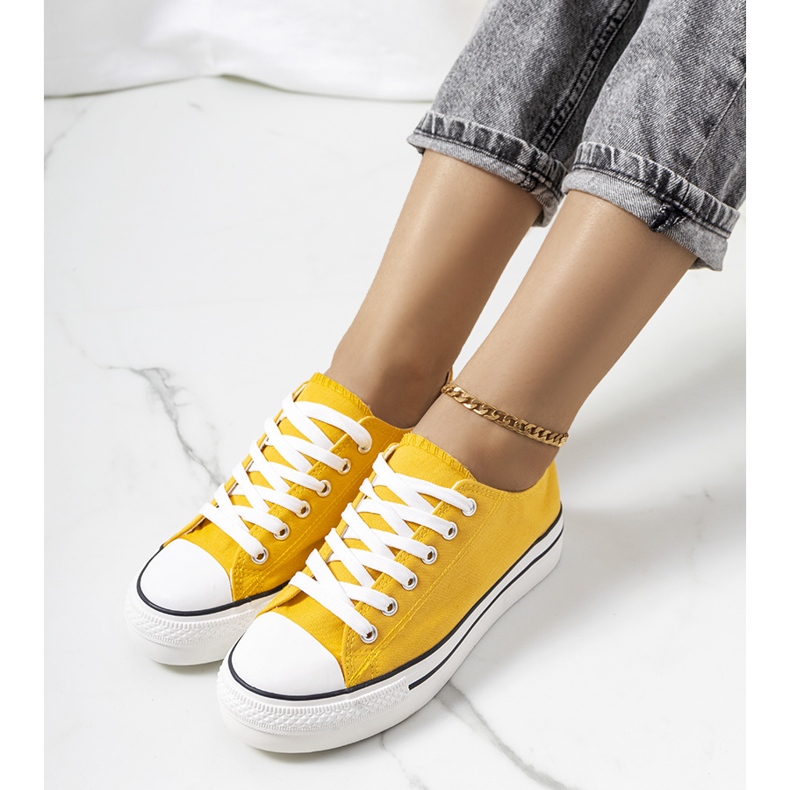 Yellow sneakers on the Wessel platform 1
