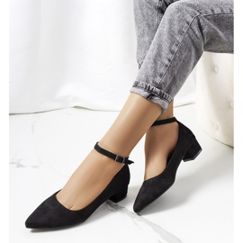 Black pumps on the Samira pillar 1 Black pumps on the Samira pillar 1