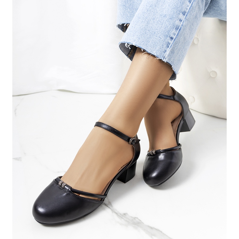 Black pumps on a low Lynden post 1