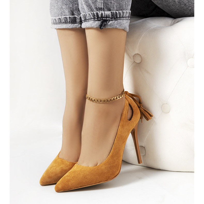 Brown heels with decorative Anthe cutouts 2