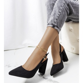 Black pumps with an open heel from Leest 2