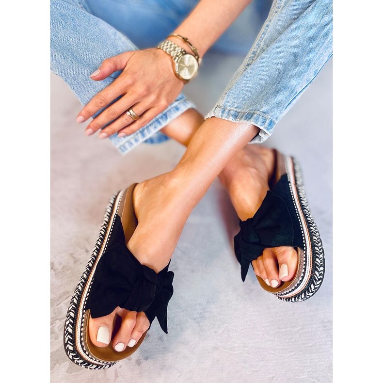 Flip-flops on a decorated Lane Black sole 2