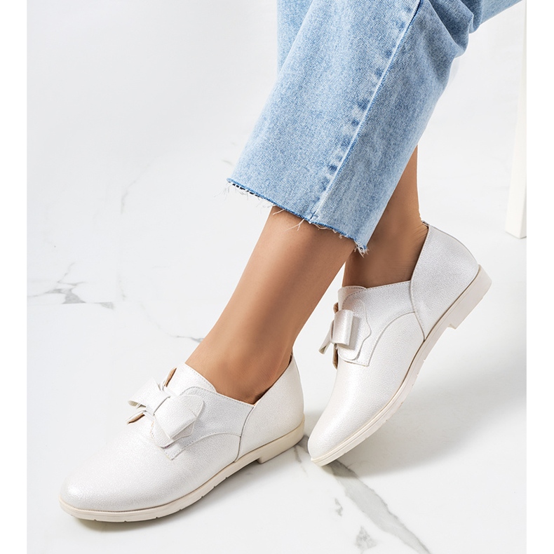 White brogues with a Korner bow 1