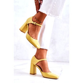 PG1 Fashionable Lacquered Pumps On A Yellow Maoris Bar 2