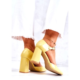 PG1 Fashionable Lacquered Pumps On A Yellow Maoris Bar 3