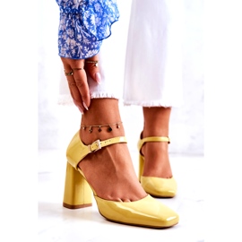PG1 Fashionable Lacquered Pumps On A Yellow Maoris Bar 4