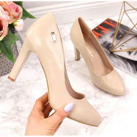 Nude matte pumps on the Sergio Leone post beige 2
