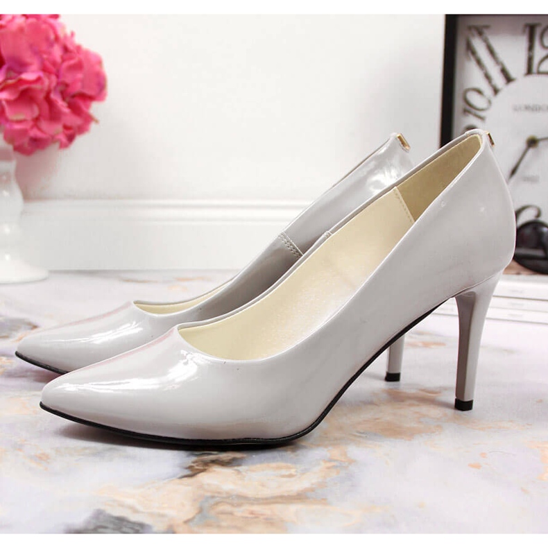 Pumps on a gray Juma lacquered heel grey 2