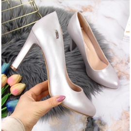 Pumps on a silver pearly Sergio Leone post 1