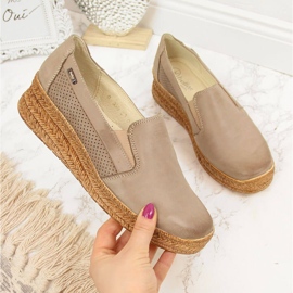 Leather women's shoes with a beige wedge Helios 350 2