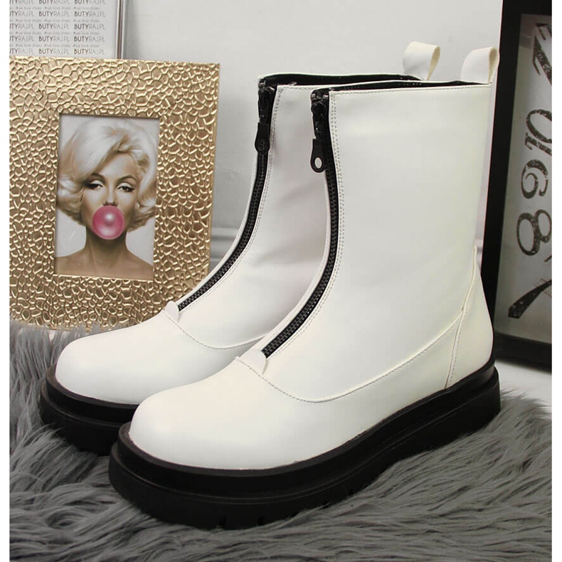 Women's white eVento workers with a zipper at the front 2