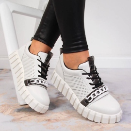 Women's leather shoes on the platform with an Artiker chain white 1