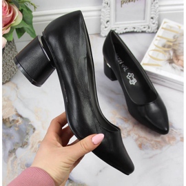 Pumps on a decorative post in black Jezzi 1