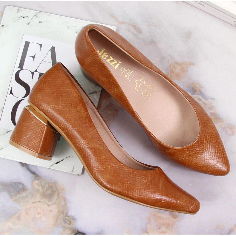 Pumps on a decorative brown post by Jezzi 1