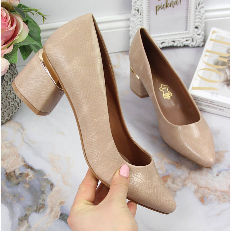 Pumps on a decorative beige Jezzi post 1