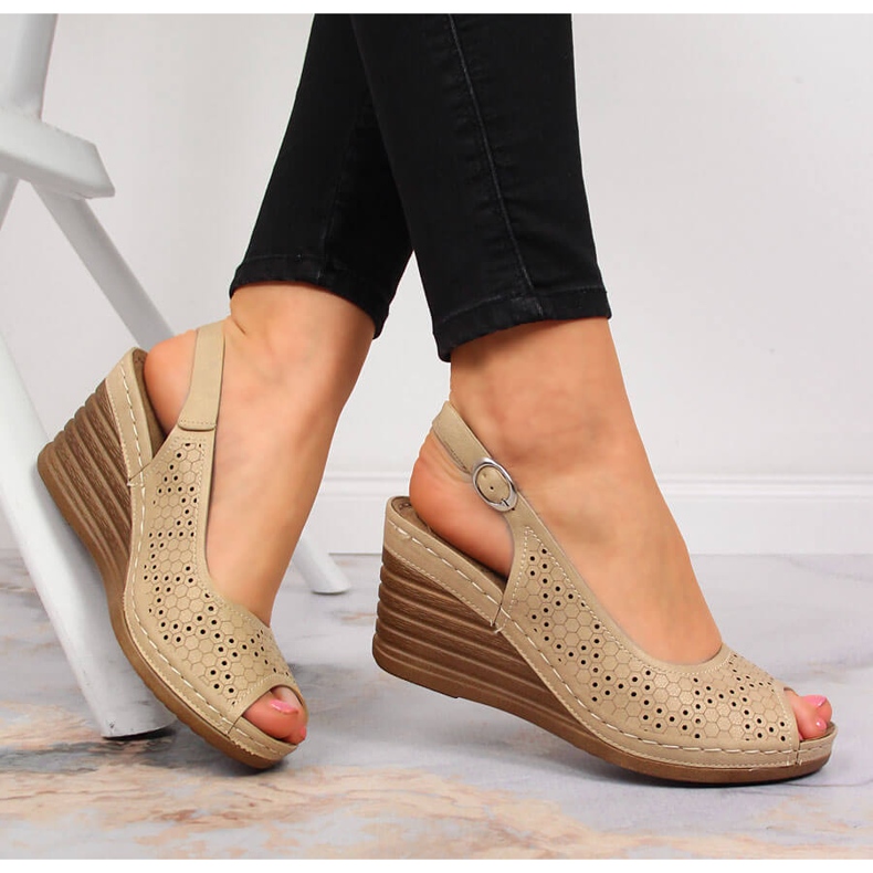 Comfortable sandals on a beige wedge eVento 1