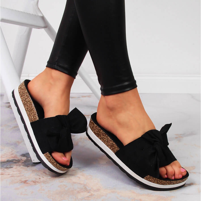 Women's slippers with a black Vinceza platform bow 1