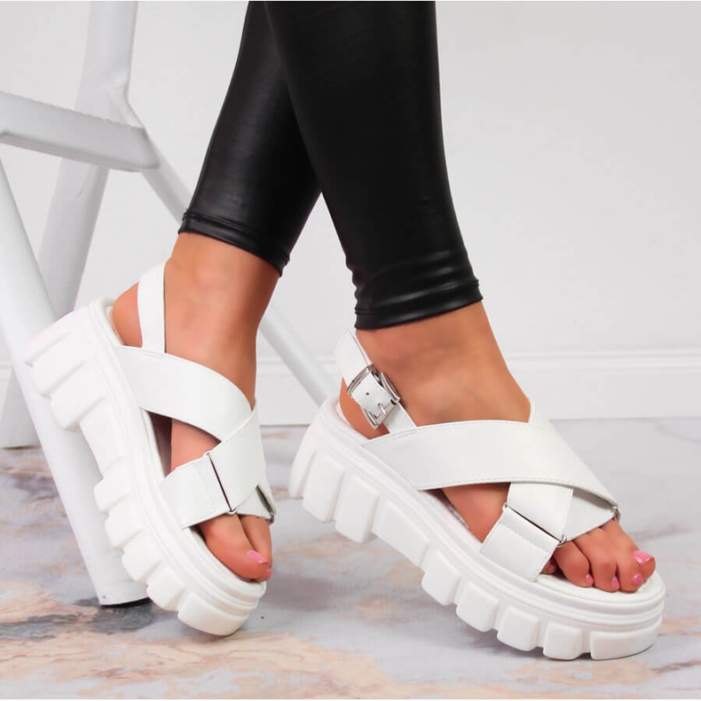 Women's sandals on the white Jezzi platform 1