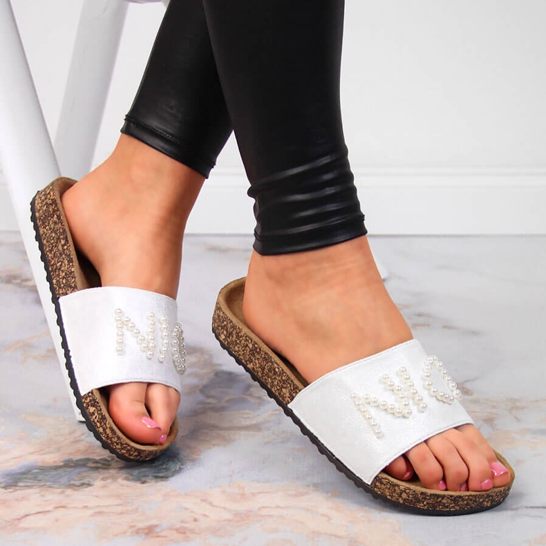 Women's white slippers with pearls eVento 1