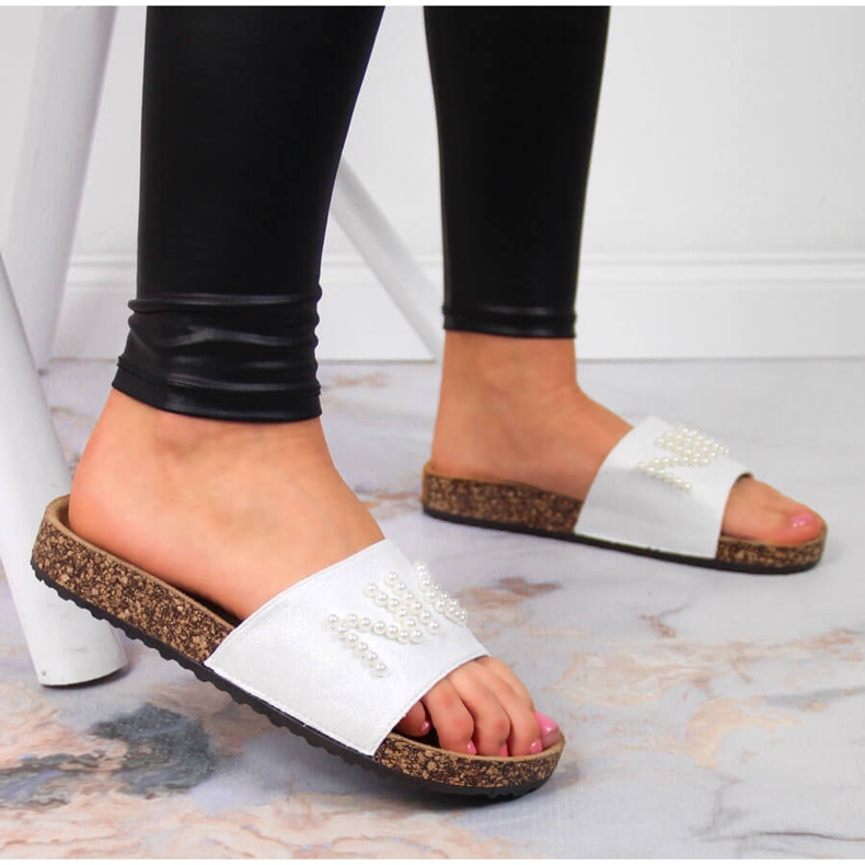 Women's white slippers with pearls eVento 2