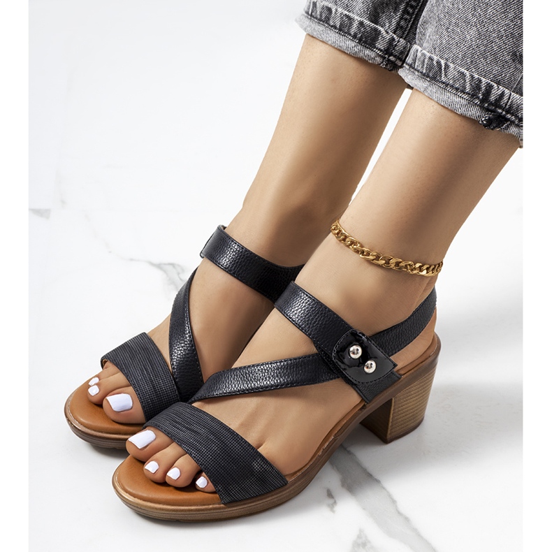 Black sandals on the Ewert post 2