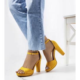 Yellow sandals on the Saldana post 1