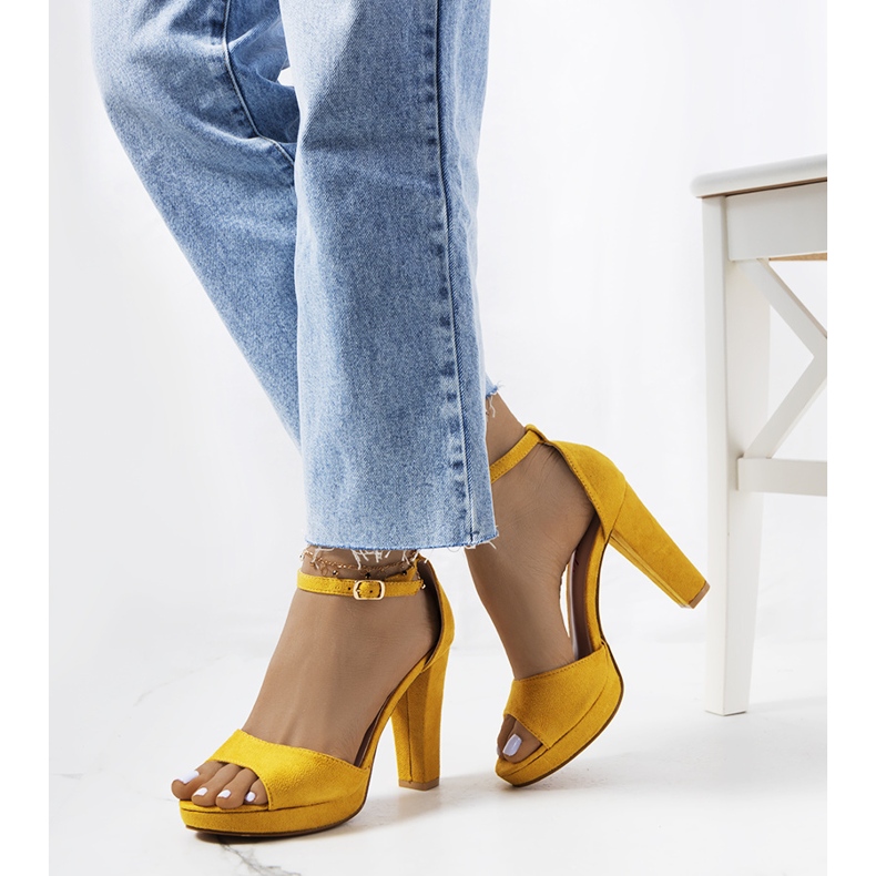 Yellow sandals on the Saldana post 1