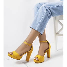 Yellow sandals on the Saldana post 2