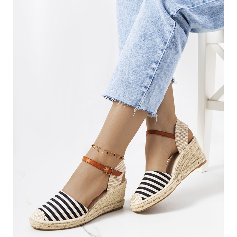 Black espadrilles on the Garvan wedge beige 2
