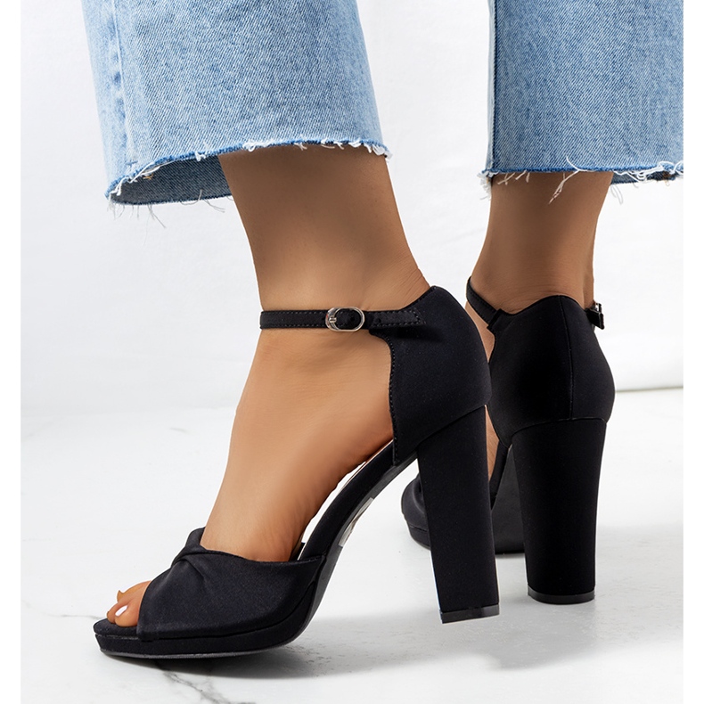 Black sandals on the Larana post 1