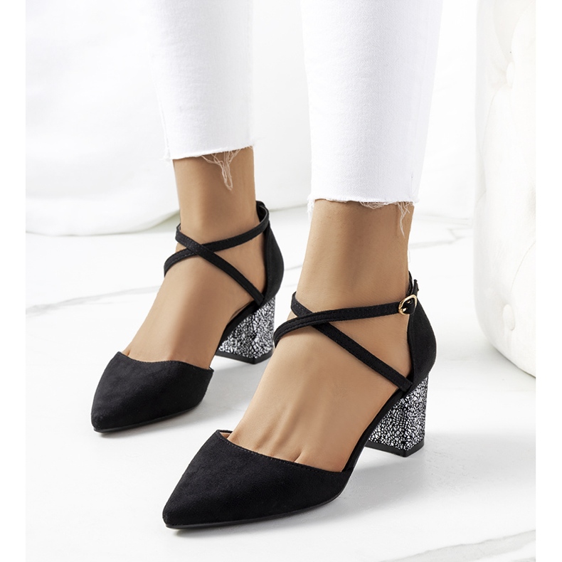 Black pumps on the Kittie post 1