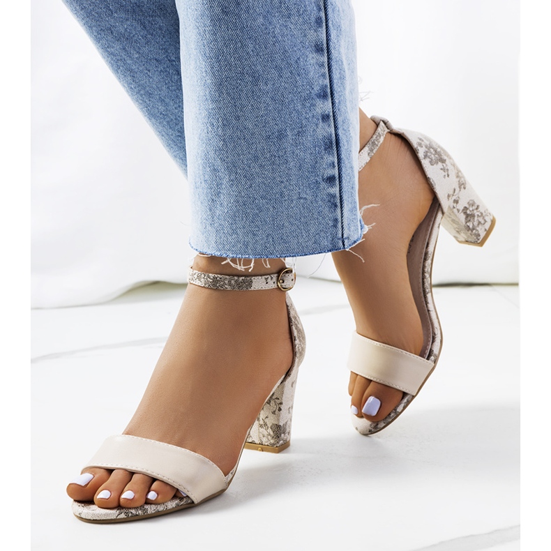 Beige sandals on a Ragland post 1