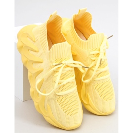 Ineng Yellow sock sports shoes 1
